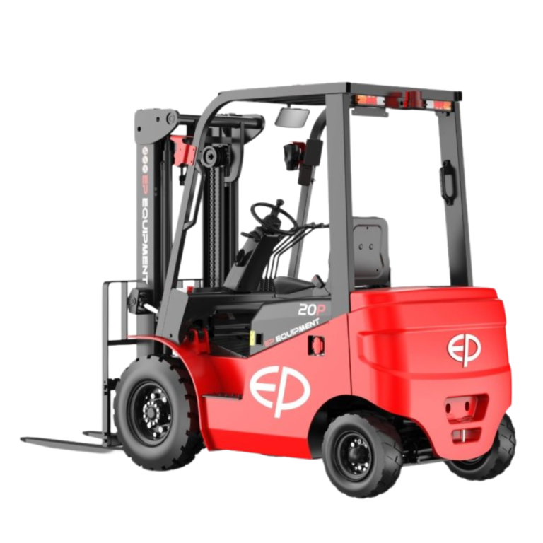 Een rode elektrische heftruck met een gesloten cabine, ontworpen voor het tillen en verplaatsen van zware lasten. De heftruck heeft een vorkenplaat aan de voorkant en is uitgerust met wielen voor mobiliteit en stabiliteit.