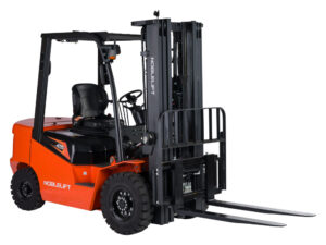 Elektrische heftruck CPD25-AF1H van Noblelift met open cabine, 2.5 ton hefvermogen, mast tot 4.8 meter, 80V/205Ah lithium-ion accu, geïntegreerde sideshift, LED-verlichting, PIN-beveiliging, noodstroomonderbreker, vorkafdalingsdemper en kleurendisplay, geschikt voor binnen en buiten gebruik.